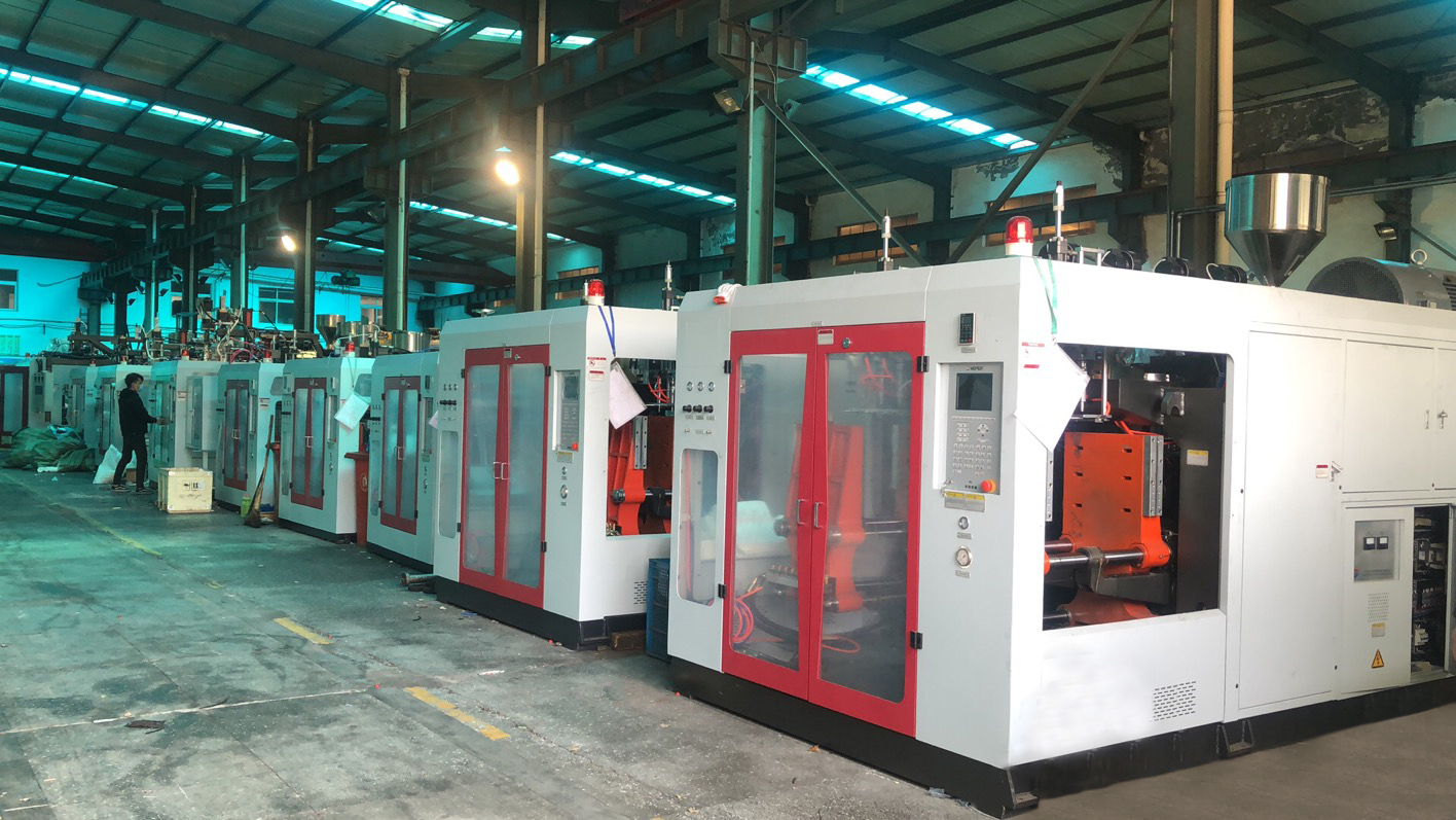 What are the advantages of the hollow extrusion blow molding machine?