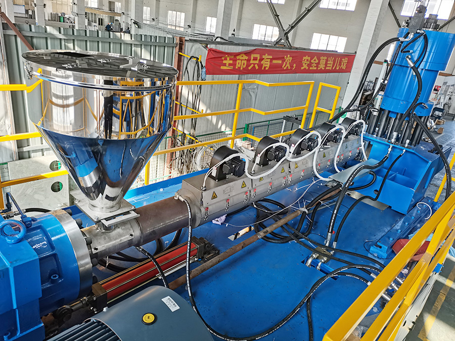 How to clean screw of extrusion blow molding machine?